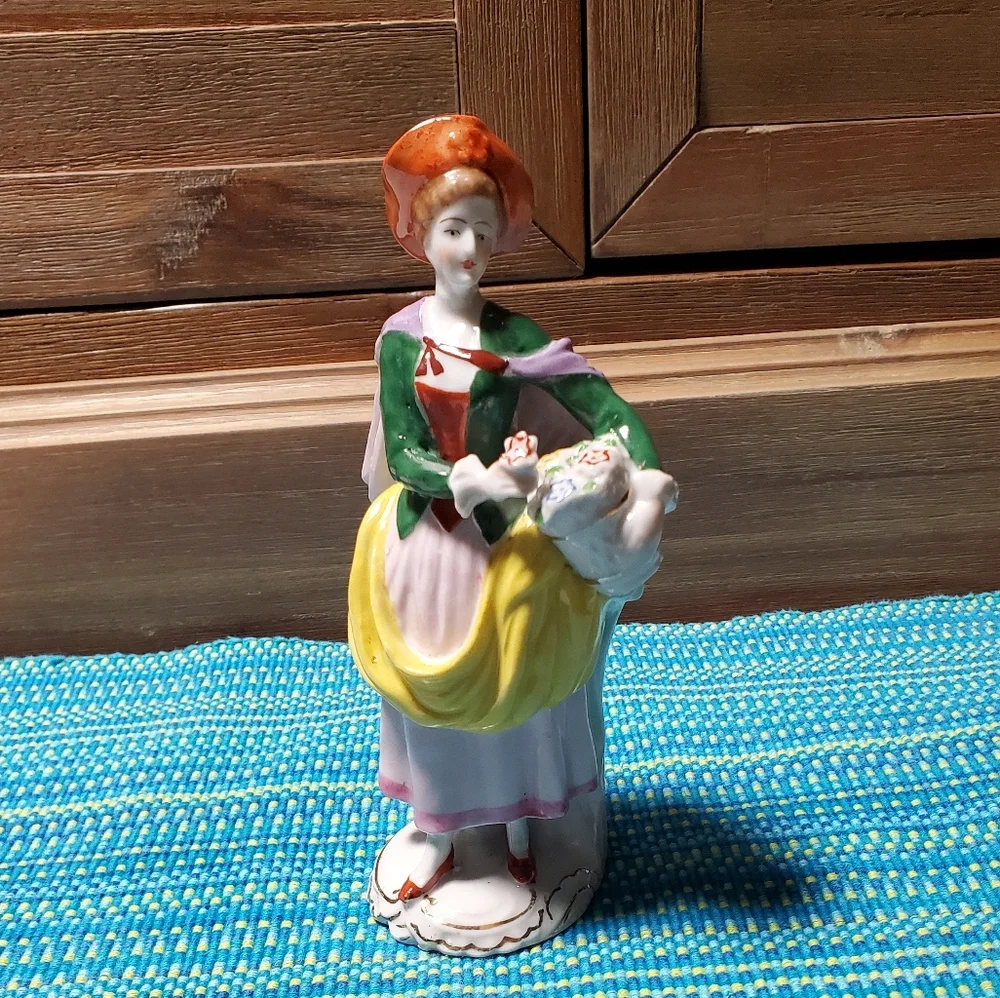 Vintage Porcelain Lady with Flower Basket - Picture 8 of 8